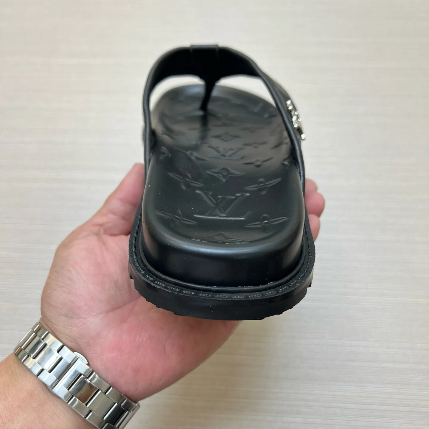 P270🏆Louis Vuitton 🏆[Louis Vuitton] Spring/Summer 2025 [Men's Flip Flops] 🎯🎯As an active family in the fashion industry ⭐ Lv is characterized by bold innovation ⚡Create this casual business style for Chinese fashionable men ✨The fabric is made of imported high-grade cowhide 🔥 Clean and neat ⚡Fashionable and elegant🌹Breathable, sweat-absorbent and deodorant👈So luxurious, high-end and domineering. 👍Must be sold if you repost the picture. Number of yards: 38--46. Color: 🎉 For large quantities. Welcome to repost.